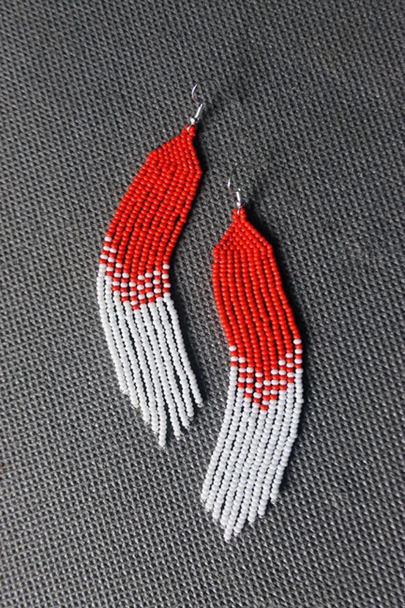 Aretes de flecos, colores rojos y blanco. Tejido en cuentas con técnica Huichol. Tiempo de elaboración 1 día.