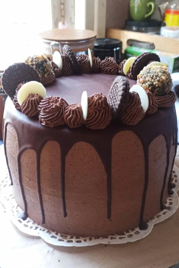 Layer Cake de chocolate con doble relleno combinado de  crema de chocolate con avellanas, nutella) crema de mantequilla de chocolate y cobertura de chocolate (20cm de diámetro y aproximadamente 14 cm de alto) 5300 MN