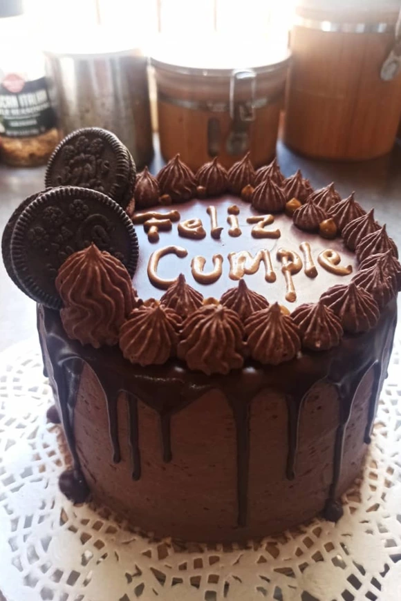 Mini cake de chocolate con crema de mantequilla de chocolate, relleno y cobertura, drip de chocolate, galletas y trufa o bombón  ( doble relleno 15 cm diámetro) 