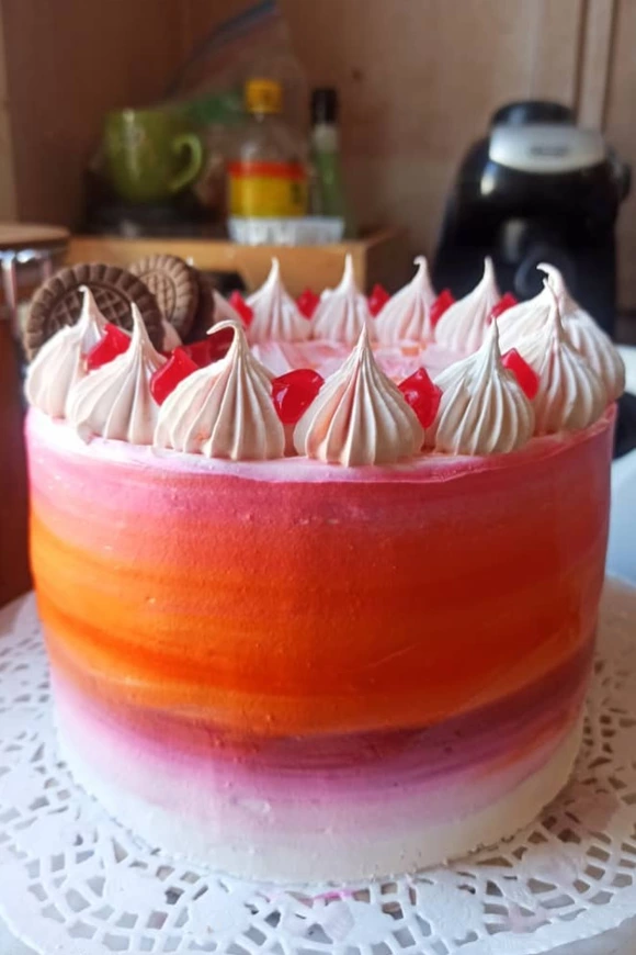 Minicake de vainilla con doble relleno de jalea (fresa, frambuesa o arándanos) cobertura de merengue suizo y decoración con color de su elección y grajeas (15 cm) 11 USD