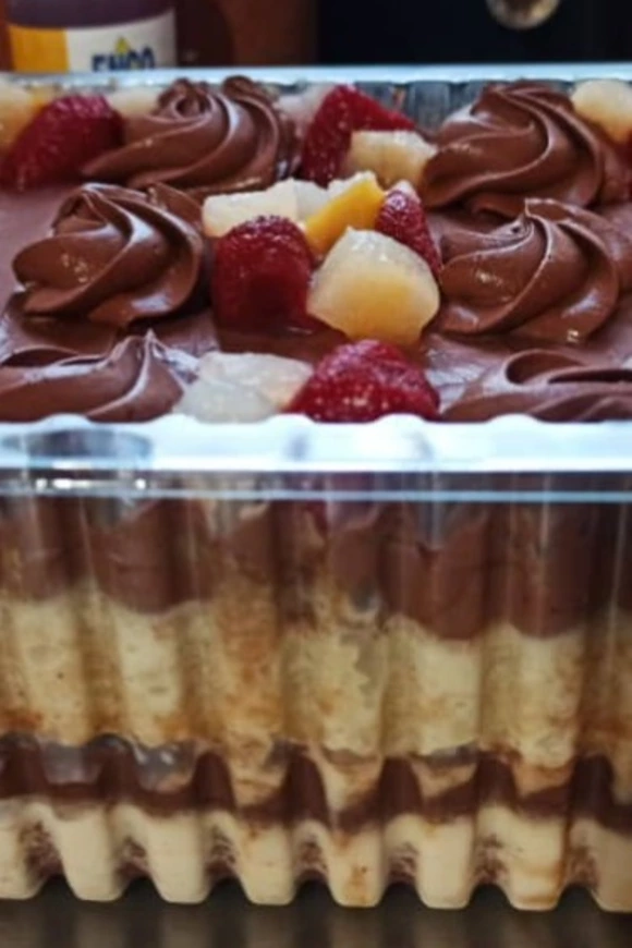 Cake de tres leches con chocolate rectangular (22.5 x 16 cm) relleno y cobertura de nata montada y frutas en la decoración