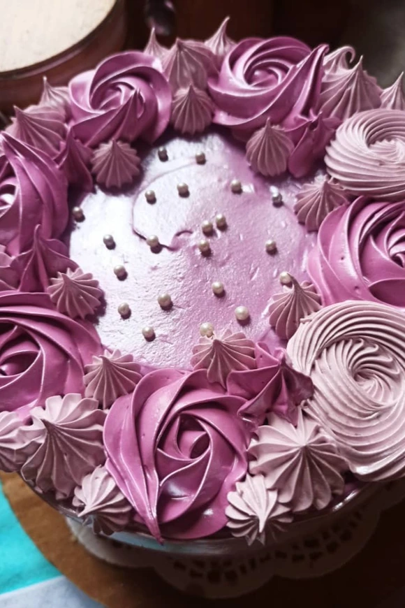 Layer Cake de vainilla con doble relleno de jalea (fresa, frambuesa, arándanos) cobertura de merengue suizo y decoración con color de su elección y grajeas (20 cm) 