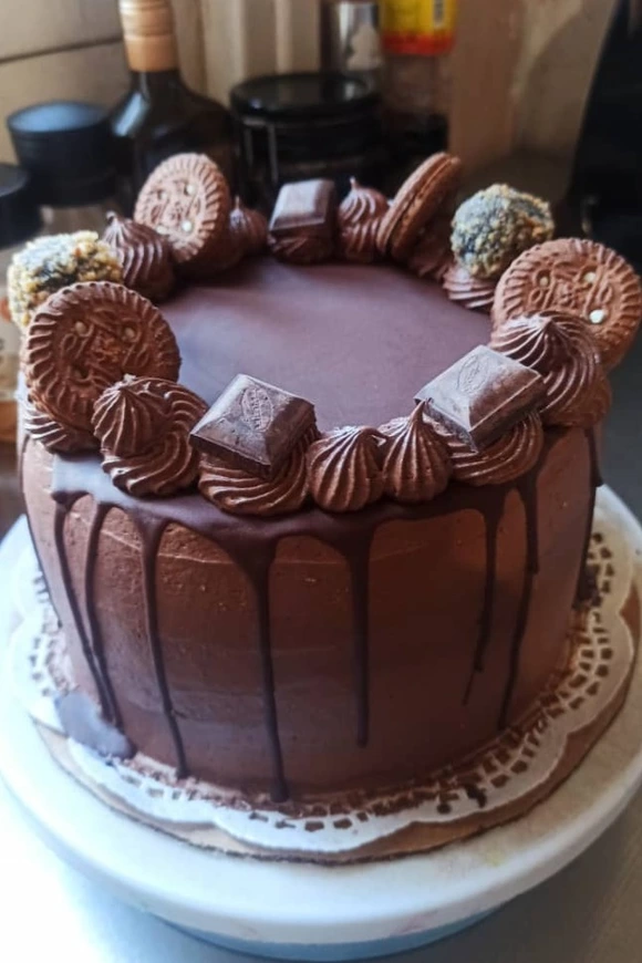 Layer Cake de vainilla con crema de mantequilla de chocolate de relleno y crema de mantequilla de chocolate de cobertura (20 cm doble relleno)