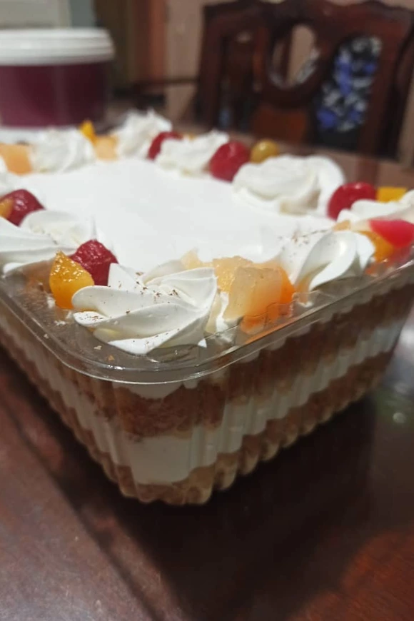 Cake de tres leches rectangular (22.5 x 16 cm) relleno y cobertura de nata montada y frutas en la decoración