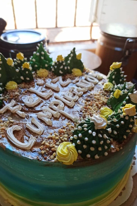 Cake de almendras, relleno de  crema de chocolate con avellanas nutella) y merengue suizo de cobertura (20 cm) 