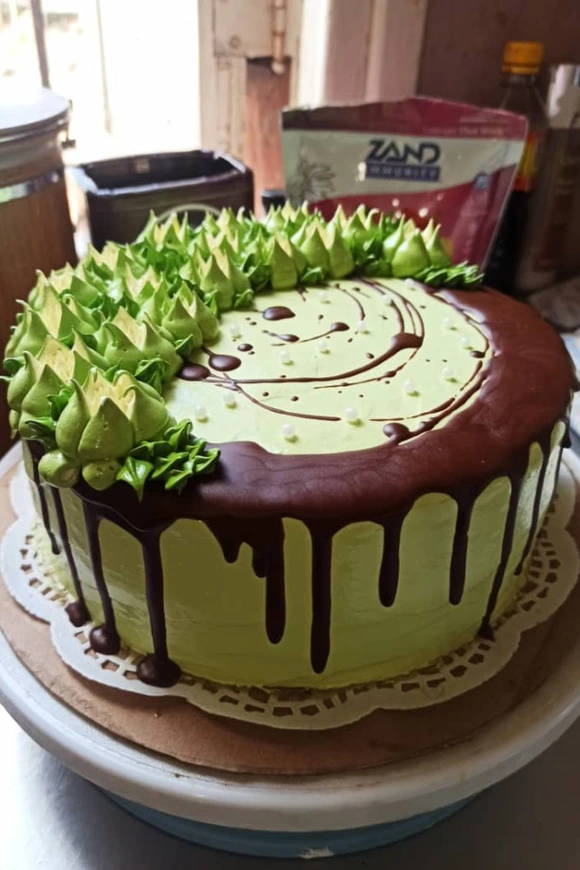 Cake de chocolate, relleno de  crema de chocolate con avellanas, nutella) y merengue suizo de cobertura (20cm)