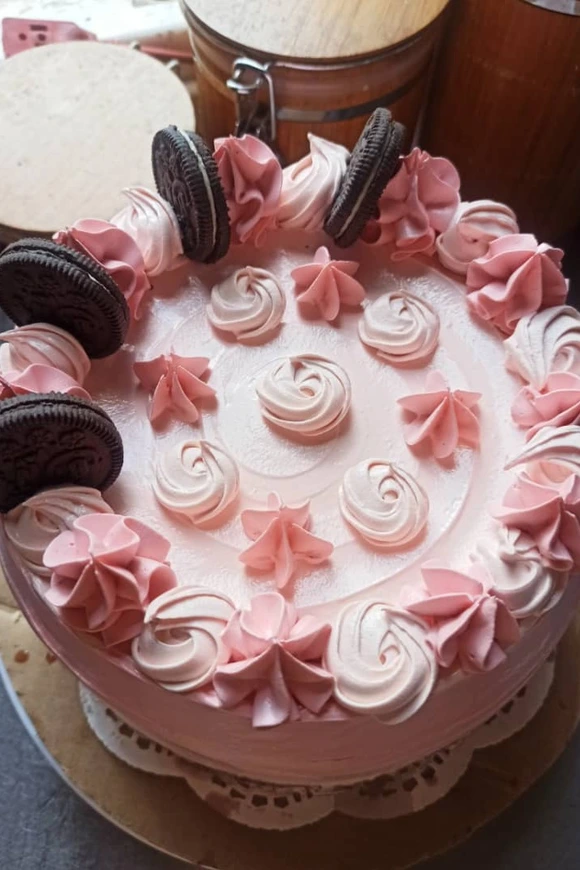 Layer Cake de vainilla con doble relleno de jalea (fresa, frambuesa, arándanos) cobertura de merengue suizo y decoración con color de su elección y grajeas (20 cm) 
