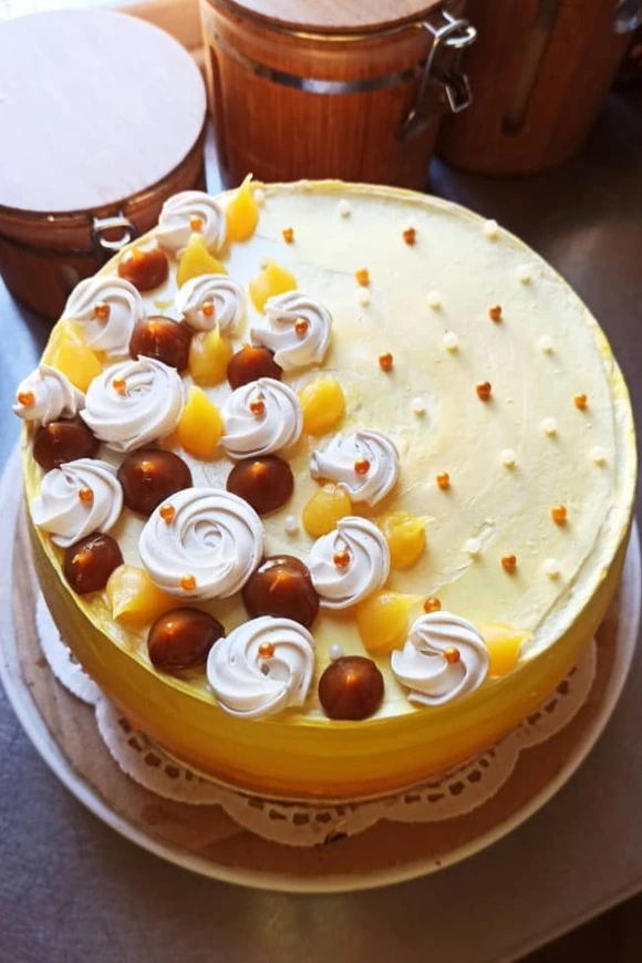 Cake de caramelo, relleno de banofee (dulce de leche con banana y caramelo (sencillo) y merengue suizo de cobertura (20 cm)