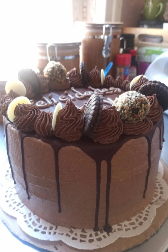 Layer Cake de vainilla con doble relleno combinado de  crema de chocolate con avellanas, nutella) y crema de mantequilla de chocolate y cobertura de chocolate (20 cm)