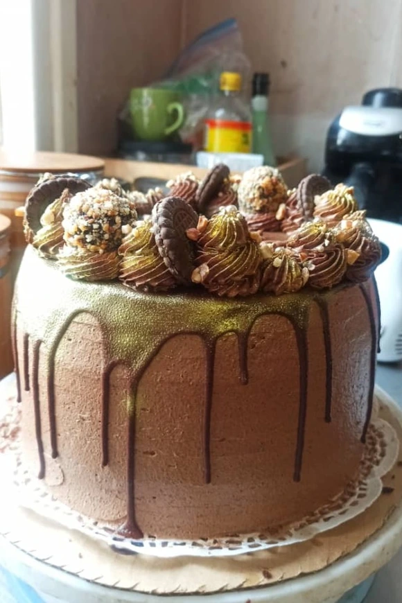 Layer Cake de Chocolate con crema de chocolate, cobertura de Chocolate, galletas y/o trufas, bombones (20 cm doble relleno) 