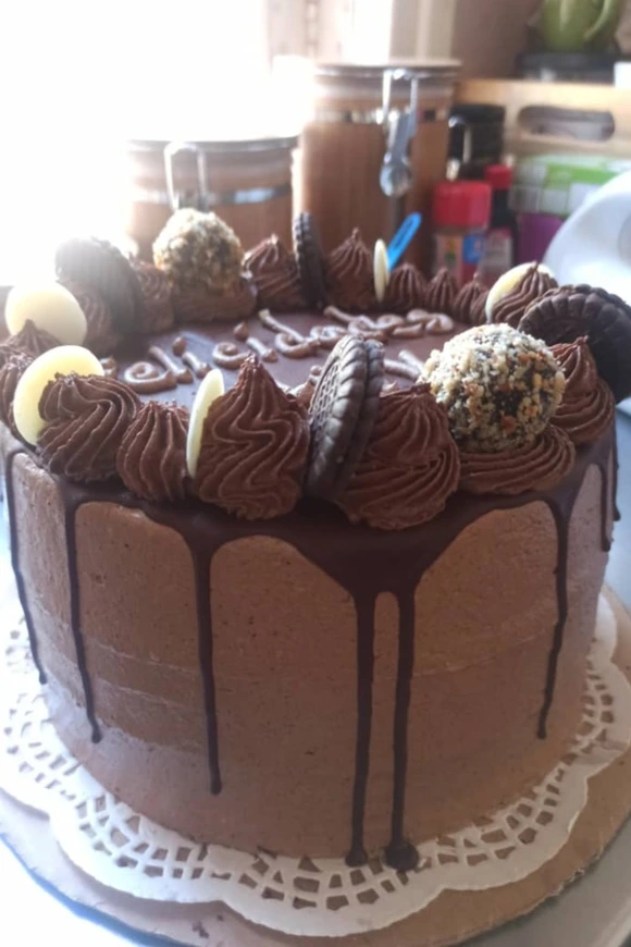 Layer Cake de Chocolate con crema de chocolate, cobertura de Chocolate, galletas y/o trufas, bombones (20 cm doble relleno) 